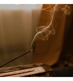 Indiai füstölőpálcák – Illatok, hagyomány és lélektisztítás a mindennapokban